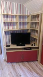 Einbaumöbel in Farbkombination Esche/Rot 3