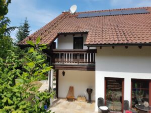 Balkongeländer mit Blumenkästen